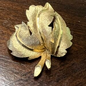 BSK Gold Tone Leaf Brooch‎ Pin Vintage Textured Signed Costume Jewelry 50s